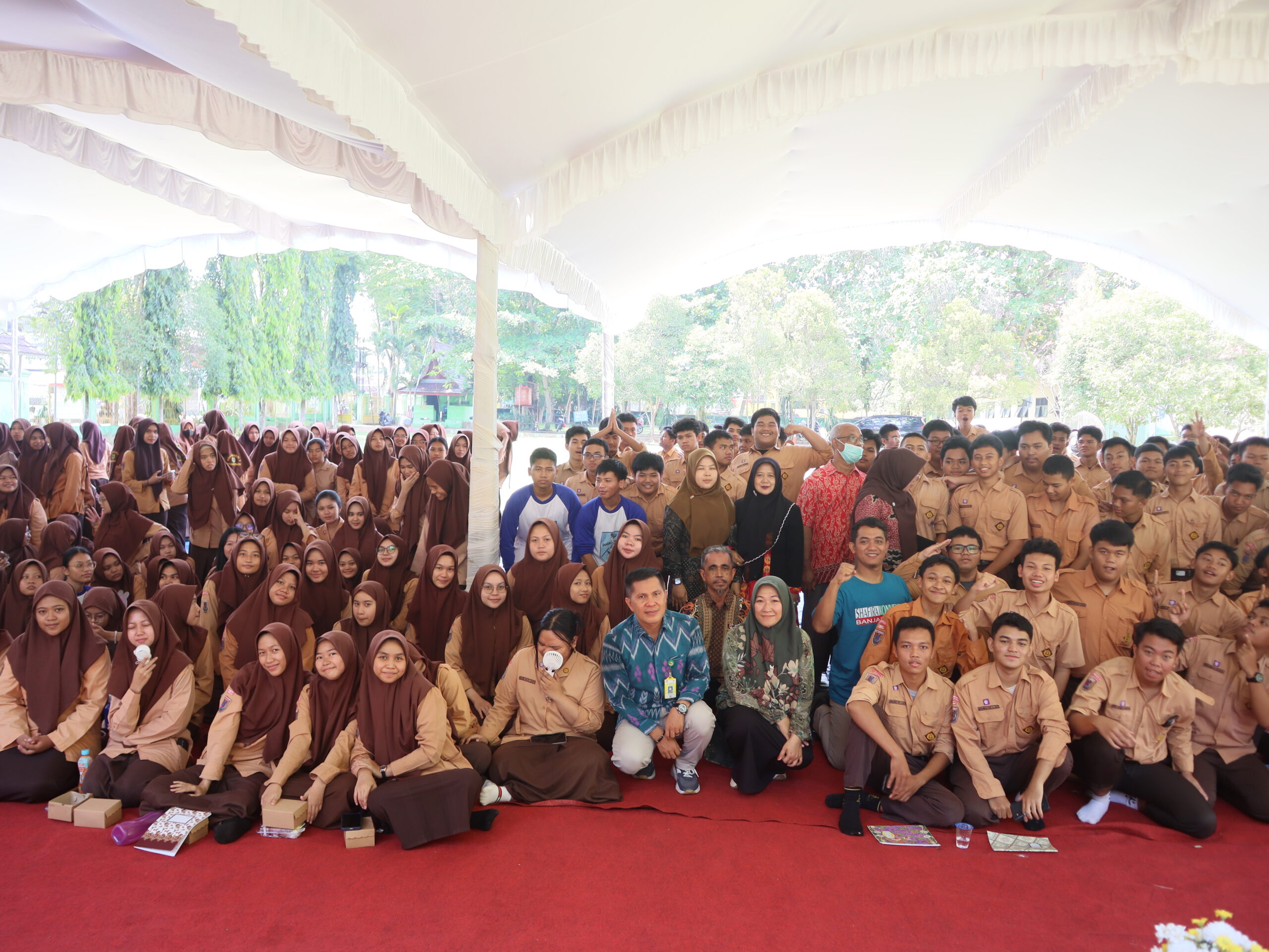 Semangat Pelajar SMA Negeri 2 Banjarbaru dalam Mengembangkan Produk Anti Nyamuk Berbasis Herbal